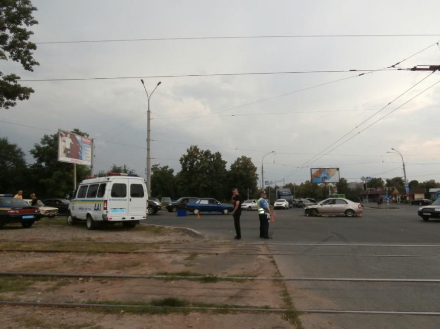 Влетевшая в троллейбусную остановку машина и лужа крови на асфальте: в страшном ДТП на Салтовке погибла женщина (фото) (фото) - фото 12 Влетевшая в троллейбусную остановку машина и лужа крови на асфальте: в страшном ДТП на Салтовке погибла женщина (фото) (фото) - фото 12