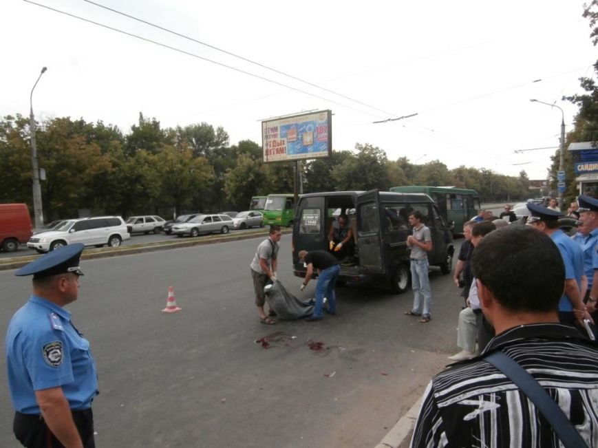 Влетевшая в троллейбусную остановку машина и лужа крови на асфальте: в страшном ДТП на Салтовке погибла женщина (фото) (фото) - фото 4 Влетевшая в троллейбусную остановку машина и лужа крови на асфальте: в страшном ДТП на Салтовке погибла женщина (фото) (фото) - фото 4