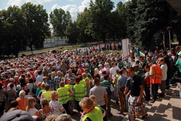 Дружковка. У здания горсовета. 31 июля 2013 года Дружковка. У здания горсовета. 31 июля 2013 года