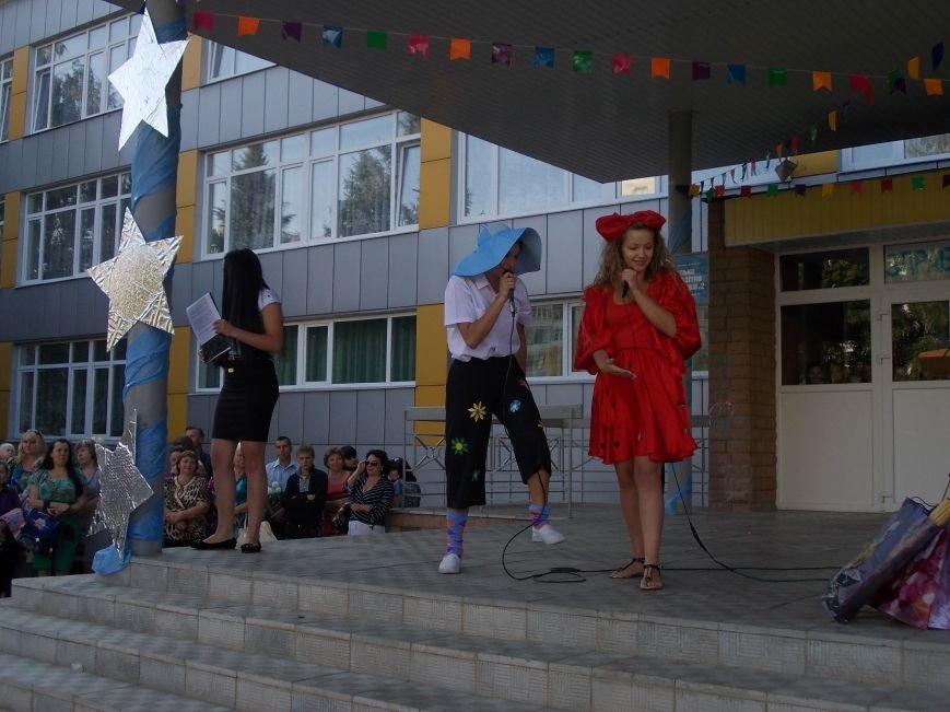 Незнайка и Кнопочка поздравляют с Днем знаний Незнайка и Кнопочка поздравляют с Днем знаний
