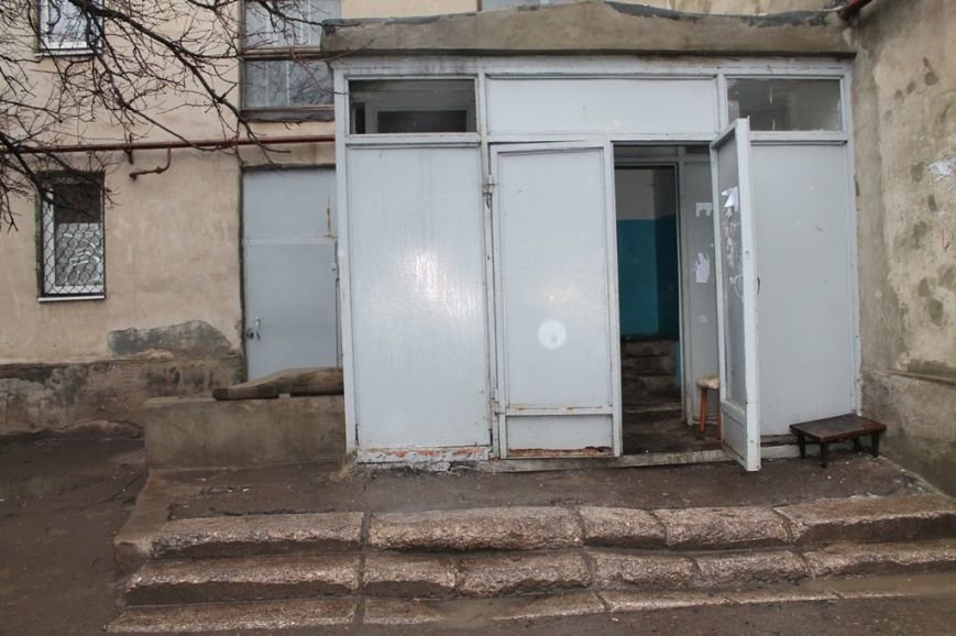 В артемовской малосемейке устали бороться с бомжами и ванда..., фото-5 В артемовской малосемейке устали бороться с бомжами и вандалами, фото-5