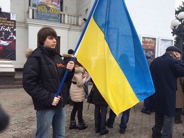Стоп - фашизм! В Мариуполе под стенами храма Мельпомены образовался антимайдан (ФОТО) (фото) - фото 2 Стоп - фашизм! В Мариуполе под стенами храма Мельпомены образовался антимайдан (ФОТО) (фото) - фото 2