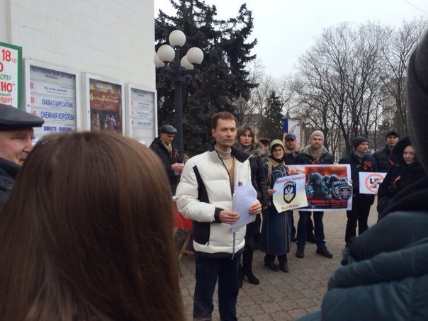 Стоп - фашизм! В Мариуполе под стенами храма Мельпомены образовался антимайдан (ФОТО) (фото) - фото 2 Стоп - фашизм! В Мариуполе под стенами храма Мельпомены образовался антимайдан (ФОТО) (фото) - фото 2