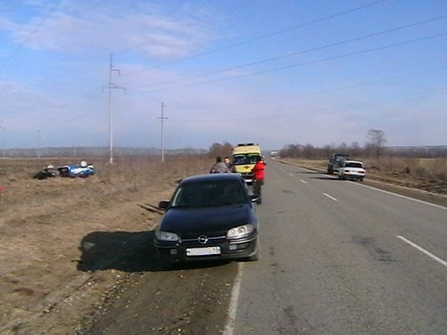 В Мостовском районе съехал с дороги и опрокинулся легковой автомобиль.