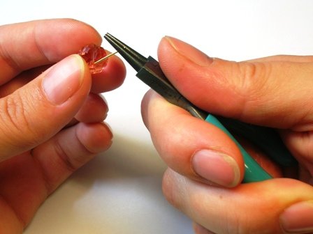 Серьги из бусин, закрепление пина, шаг 2 Серьги из бусин, закрепление пина, шаг 2
