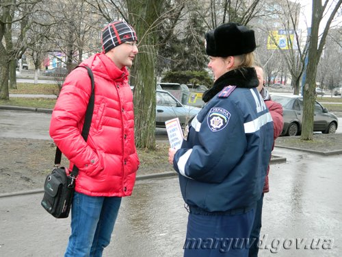 25_02_2014_Mariupol_GAI razdayut listovki_4 25_02_2014_Mariupol_GAI razdayut listovki_4