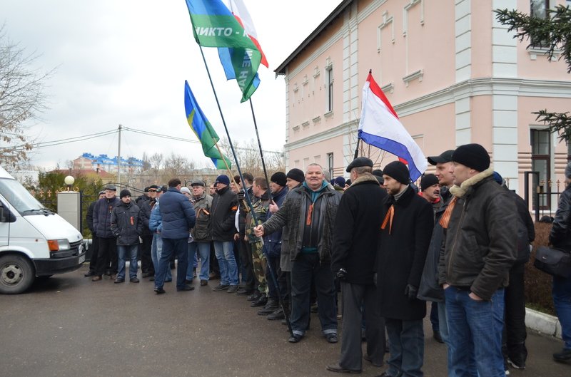 В центре Симферополя требуют отставки Куницына: активисты готовятся жечь покрышки 