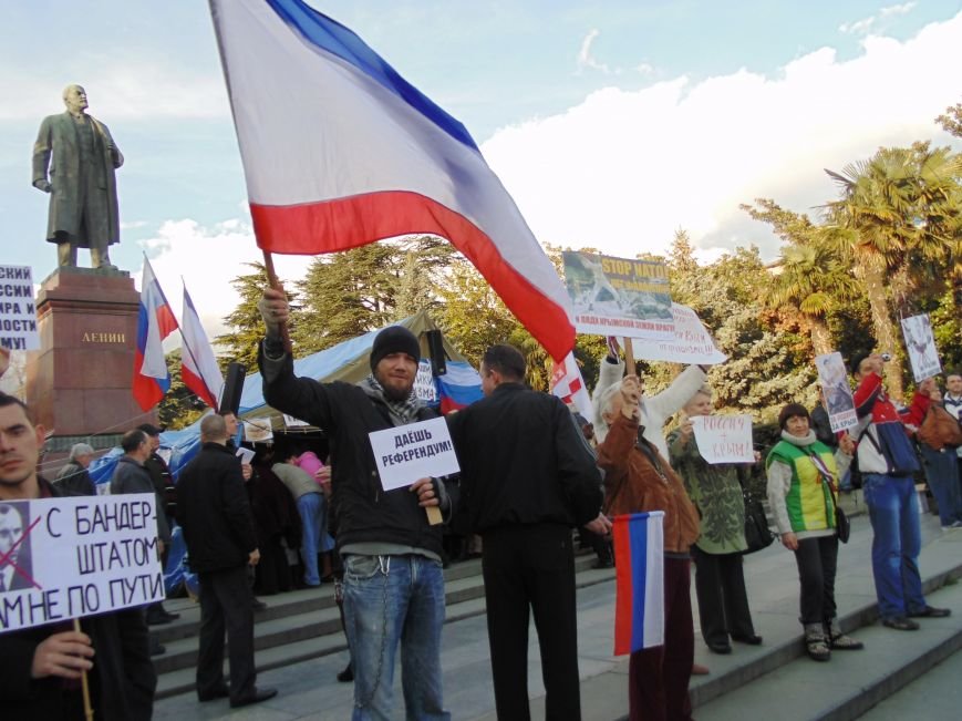 В Ялте мирный пророссийский митинг о статусе АРК сопровождался избиением неизвестного провокатора и давлением на прессу (ФОТО, ВИДЕО), фото-5