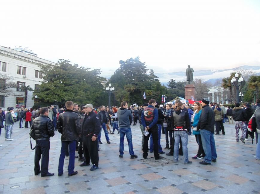 В Ялте мирный пророссийский митинг о статусе АРК сопровождался избиением неизвестного провокатора и давлением на прессу (ФОТО, ВИДЕО), фото-12