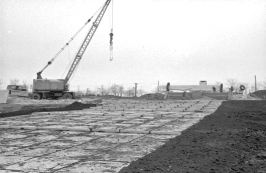Строительство обелиска в Комсомольском парке Ильичёвска (веска 1975 года). Строительство обелиска в Комсомольском парке Ильичёвска (веска 1975 года).