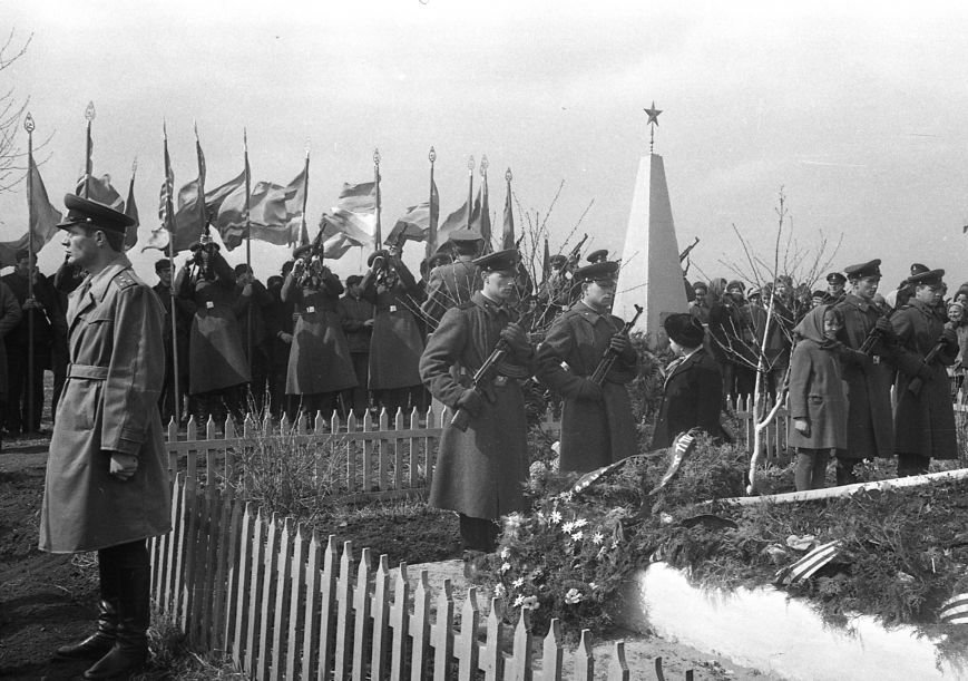 У братской могилы в Ильичёвске (Фото В.Н. Джапаридзе, 12.04.1969г.) У братской могилы в Ильичёвске (Фото В.Н. Джапаридзе, 12.04.1969г.)