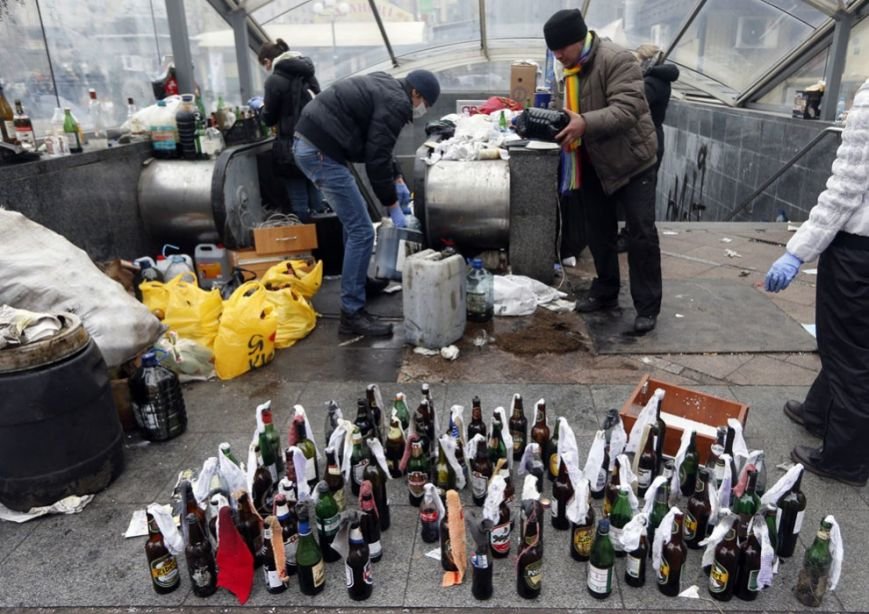 10 - Протестующие делают коктейли Молотова, 20 февраля 2014 года. Reuters. Vasily Fedosenko 10 - Протестующие делают коктейли Молотова, 20 февраля 2014 года. Reuters. Vasily Fedosenko