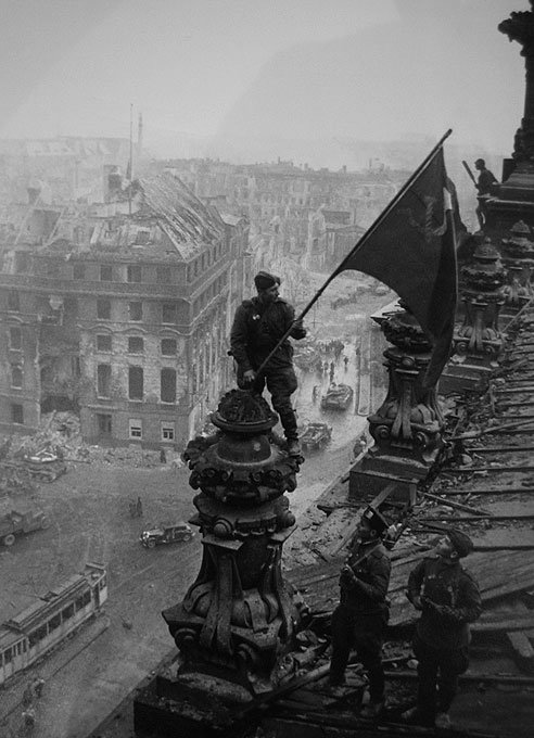 Кадры войны - Е.Халдей. Знамя Победы. 1945 Кадры войны - Е.Халдей. Знамя Победы. 1945