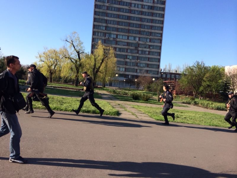 В Мариуполе здание горсовета освободили от захватчиков? (Обновляется+ФОТО, ВИДЕО) (фото) - фото 2 В Мариуполе здание горсовета освободили от захватчиков? (Обновляется+ФОТО, ВИДЕО) (фото) - фото 2
