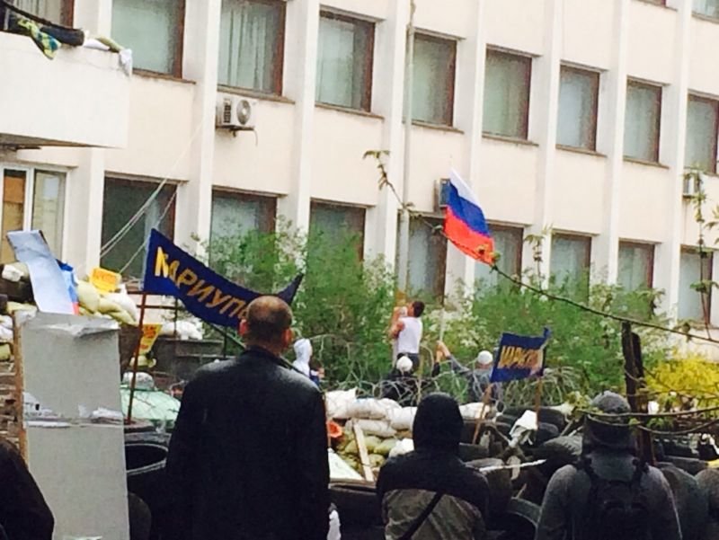 В Мариуполе здание горсовета освободили от захватчиков? (Обновляется+ФОТО, ВИДЕО) (фото) - фото 6 В Мариуполе здание горсовета освободили от захватчиков? (Обновляется+ФОТО, ВИДЕО) (фото) - фото 6