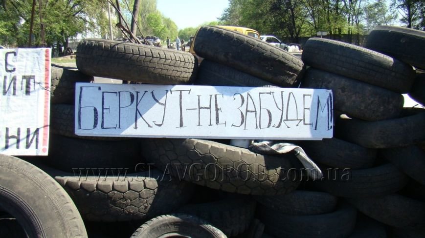 Ополченцы Славянска укрепили сгоревшие баррикады и завезли продукты... Ополченцы Славянска укрепили сгоревшие баррикады и завезли продукты на блокпост: ждут украинскую армию (фото) - фото 4
