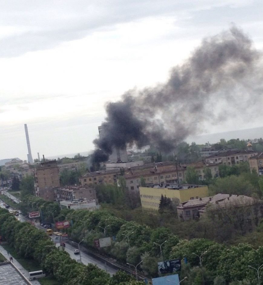 В Мариуполе горсовет оцеплен военными. Есть раненый (ФОТО+доб.ВИДЕО+ОБНОВЛЯЕТСЯ) (фото) - фото 2 В Мариуполе горсовет оцеплен военными. Есть раненый (ФОТО+доб.ВИДЕО+ОБНОВЛЯЕТСЯ) (фото) - фото 2