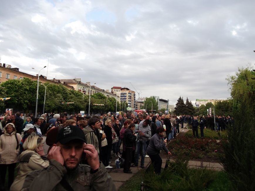 В Мариуполе горсовет оцеплен военными. Есть раненый (ФОТО+доб.ВИДЕО+ОБНОВЛЯЕТСЯ) (фото) - фото 11 В Мариуполе горсовет оцеплен военными. Есть раненый (ФОТО+доб.ВИДЕО+ОБНОВЛЯЕТСЯ) (фото) - фото 11