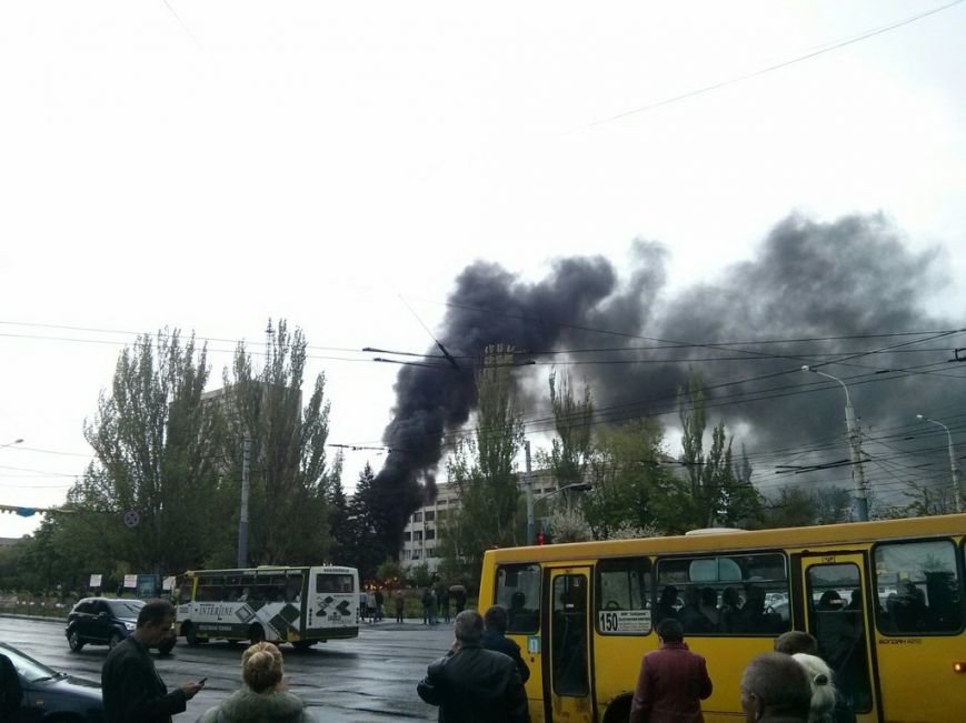 В Мариуполе горсовет оцеплен военными. Есть раненый (ФОТО+доб.ВИДЕО+ОБНОВЛЯЕТСЯ) (фото) - фото 3 В Мариуполе горсовет оцеплен военными. Есть раненый (ФОТО+доб.ВИДЕО+ОБНОВЛЯЕТСЯ) (фото) - фото 3