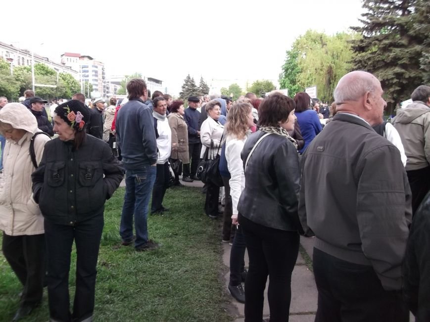 В Мариуполе горсовет оцеплен военными. Есть раненый (ФОТО+доб.ВИДЕО+ОБНОВЛЯЕТСЯ) (фото) - фото 11 В Мариуполе горсовет оцеплен военными. Есть раненый (ФОТО+доб.ВИДЕО+ОБНОВЛЯЕТСЯ) (фото) - фото 11