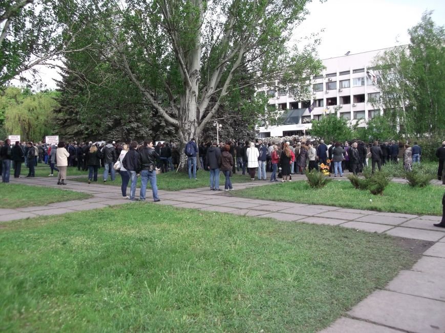 В Мариуполе горсовет оцеплен военными. Есть раненый (ФОТО+доб.ВИДЕО+ОБНОВЛЯЕТСЯ) (фото) - фото 11 В Мариуполе горсовет оцеплен военными. Есть раненый (ФОТО+доб.ВИДЕО+ОБНОВЛЯЕТСЯ) (фото) - фото 11