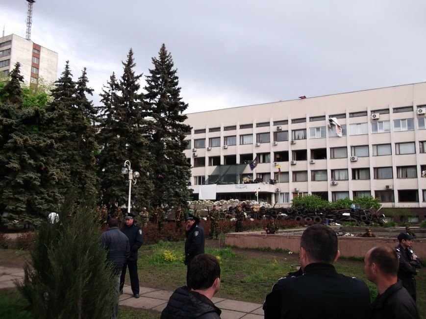 В Мариуполе горсовет оцеплен военными. Есть раненый (ФОТО+доб.ВИДЕО+ОБНОВЛЯЕТСЯ) (фото) - фото 11 В Мариуполе горсовет оцеплен военными. Есть раненый (ФОТО+доб.ВИДЕО+ОБНОВЛЯЕТСЯ) (фото) - фото 11