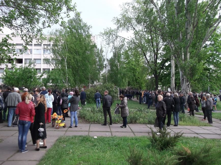 В Мариуполе горсовет оцеплен военными. Есть раненый (ФОТО+доб.ВИДЕО+ОБНОВЛЯЕТСЯ) (фото) - фото 11 В Мариуполе горсовет оцеплен военными. Есть раненый (ФОТО+доб.ВИДЕО+ОБНОВЛЯЕТСЯ) (фото) - фото 11