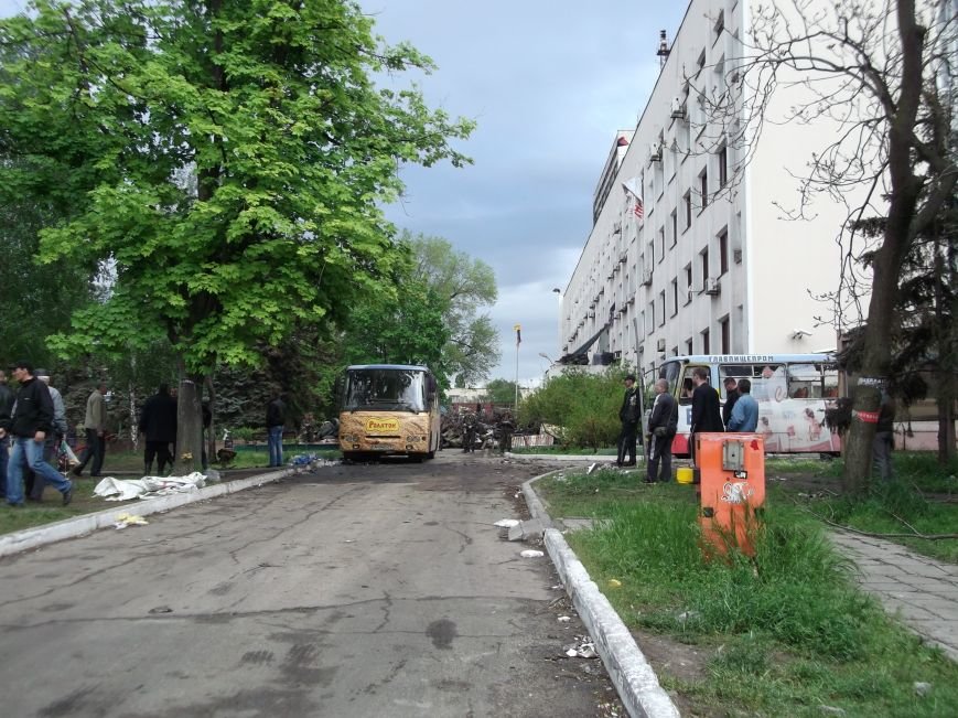 В Мариуполе горсовет оцеплен военными. Есть раненый (ФОТО+доб.ВИДЕО+ОБНОВЛЯЕТСЯ) (фото) - фото 11 В Мариуполе горсовет оцеплен военными. Есть раненый (ФОТО+доб.ВИДЕО+ОБНОВЛЯЕТСЯ) (фото) - фото 11