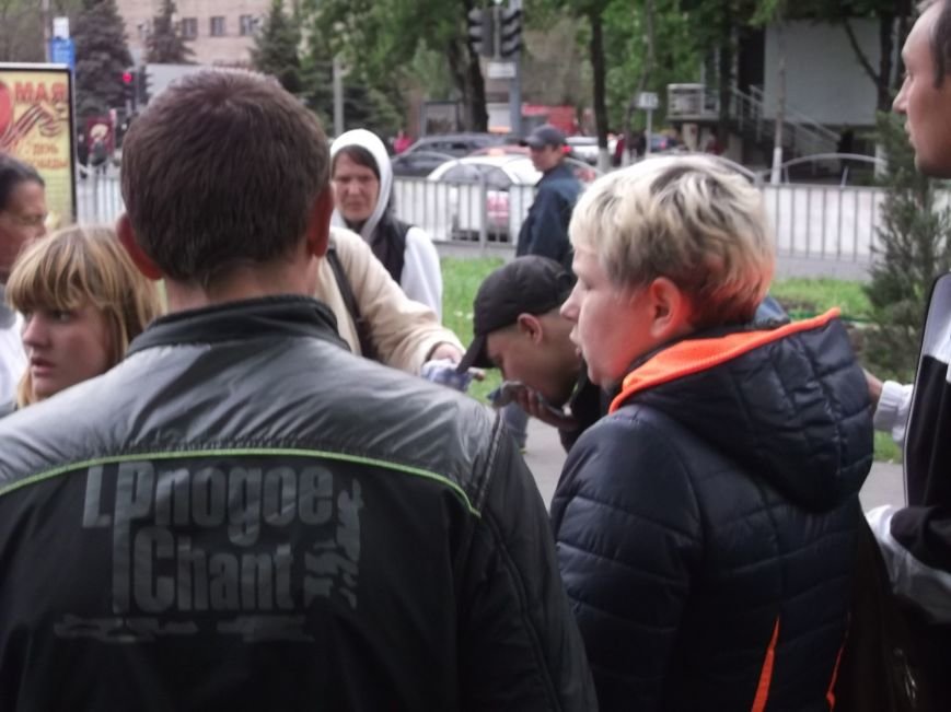В Мариуполе горсовет оцеплен военными. Есть раненый (ФОТО+доб.ВИДЕО+ОБНОВЛЯЕТСЯ) (фото) - фото 11 В Мариуполе горсовет оцеплен военными. Есть раненый (ФОТО+доб.ВИДЕО+ОБНОВЛЯЕТСЯ) (фото) - фото 11
