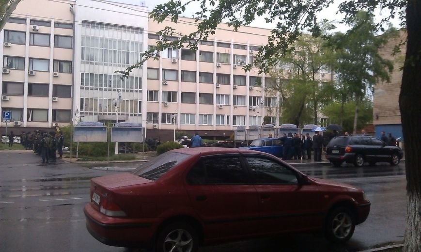 В Мариуполе горсовет оцеплен военными. Есть раненый (ФОТО+доб.ВИДЕО+ОБНОВЛЯЕТСЯ) (фото) - фото 9 В Мариуполе горсовет оцеплен военными. Есть раненый (ФОТО+доб.ВИДЕО+ОБНОВЛЯЕТСЯ) (фото) - фото 9