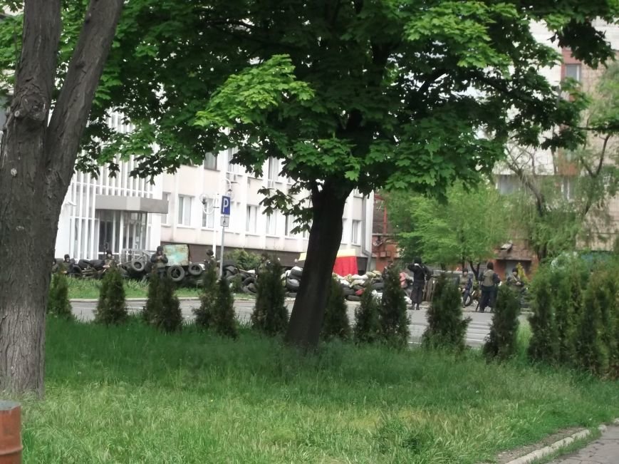В Мариуполе горсовет оцеплен военными. Есть раненый (ФОТО+доб.ВИДЕО+ОБНОВЛЯЕТСЯ) (фото) - фото 11 В Мариуполе горсовет оцеплен военными. Есть раненый (ФОТО+доб.ВИДЕО+ОБНОВЛЯЕТСЯ) (фото) - фото 11