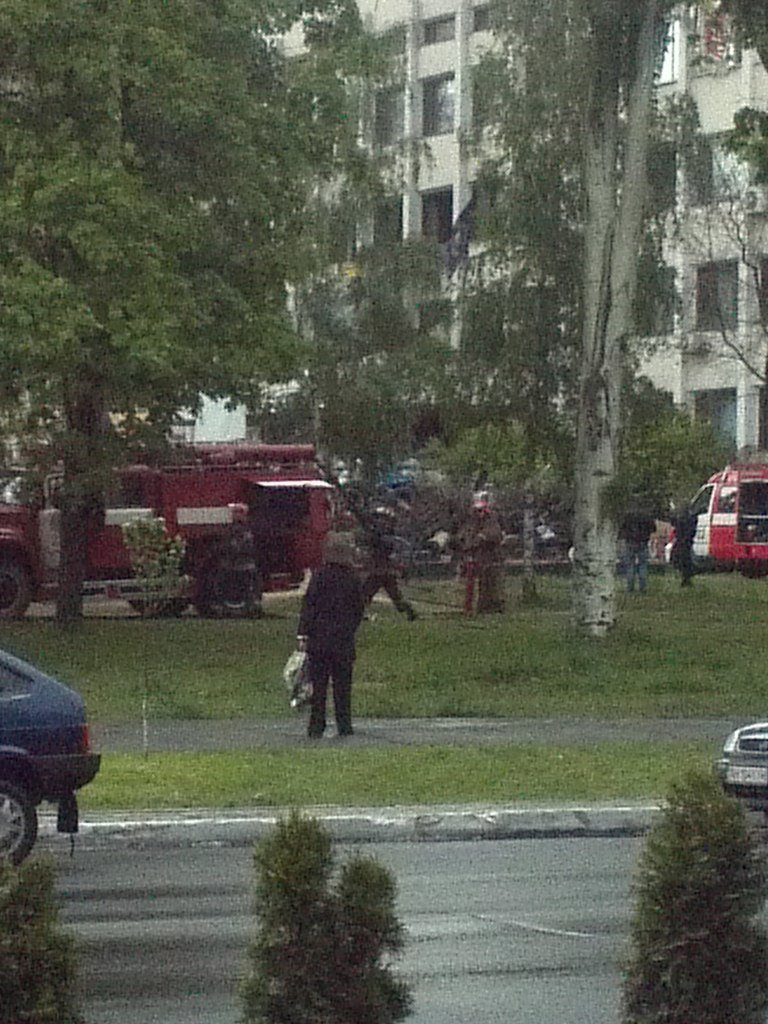 В Мариуполе горсовет оцеплен военными. Есть раненый (ФОТО+доб.ВИДЕО+ОБНОВЛЯЕТСЯ) (фото) - фото 5 В Мариуполе горсовет оцеплен военными. Есть раненый (ФОТО+доб.ВИДЕО+ОБНОВЛЯЕТСЯ) (фото) - фото 5