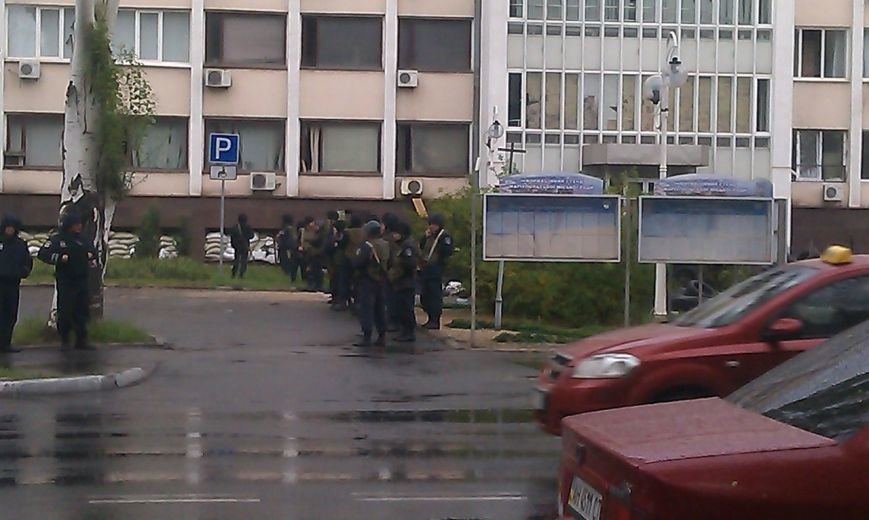 В Мариуполе горсовет оцеплен военными. Есть раненый (ФОТО+доб.ВИДЕО+ОБНОВЛЯЕТСЯ) (фото) - фото 9 В Мариуполе горсовет оцеплен военными. Есть раненый (ФОТО+доб.ВИДЕО+ОБНОВЛЯЕТСЯ) (фото) - фото 9