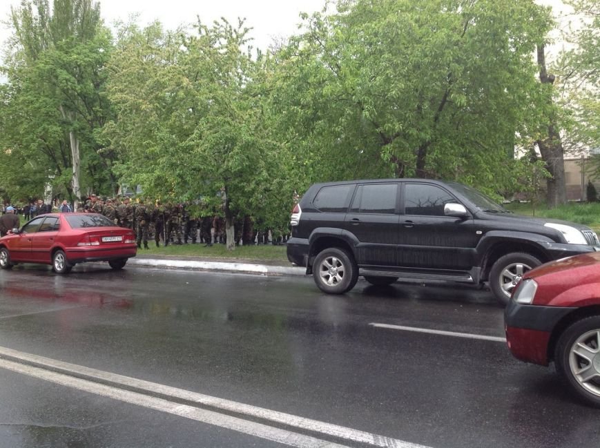 В Мариуполе горсовет оцеплен военными. Есть раненый (ФОТО+доб.ВИДЕО+ОБНОВЛЯЕТСЯ) (фото) - фото 8 В Мариуполе горсовет оцеплен военными. Есть раненый (ФОТО+доб.ВИДЕО+ОБНОВЛЯЕТСЯ) (фото) - фото 8