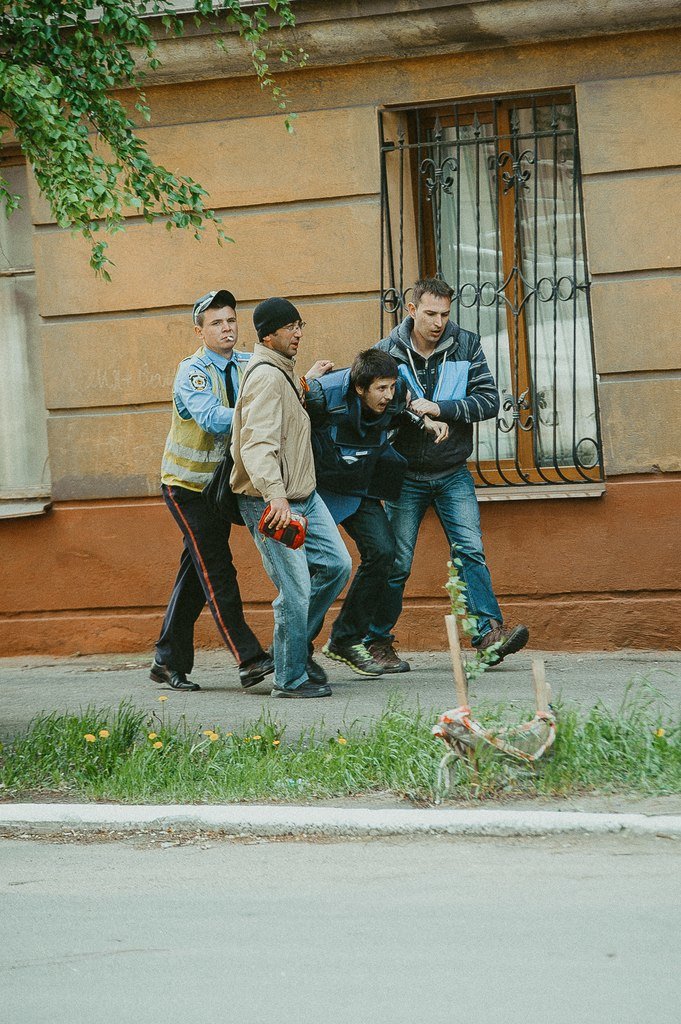 В Мариуполе стреляют! Горят здания, гибнут люди (ФОТО+ВИДЕО+ОБНОВЛЯЕТСЯ) (фото) - фото 4 В Мариуполе стреляют! Горят здания, гибнут люди (ФОТО+ВИДЕО+ОБНОВЛЯЕТСЯ) (фото) - фото 4