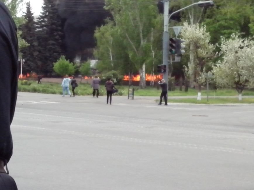 В Мариуполе стреляют! Горят здания, гибнут люди (ФОТО+ВИДЕО+ОБНОВЛЯЕТСЯ) (фото) - фото 2 В Мариуполе стреляют! Горят здания, гибнут люди (ФОТО+ВИДЕО+ОБНОВЛЯЕТСЯ) (фото) - фото 2