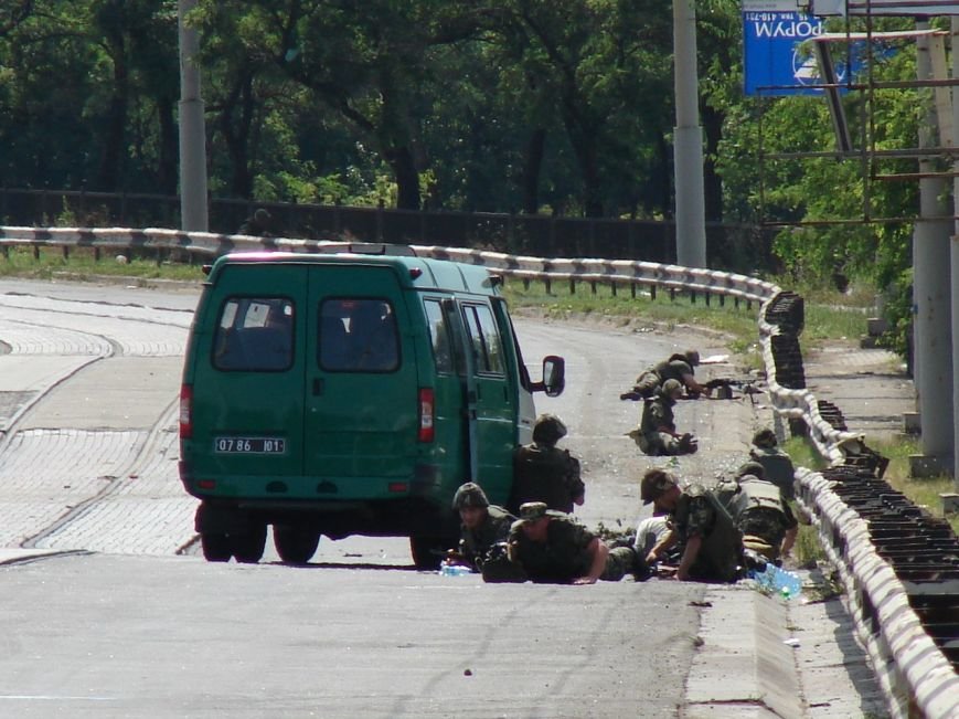 В Мариуполе на пост-мосту расстреляли колонну пограничников. Есть погибшие (ФОТО+ВИДЕО) (фото) - фото 2 В Мариуполе на пост-мосту расстреляли колонну пограничников. Есть погибшие (ФОТО+ВИДЕО) (фото) - фото 2