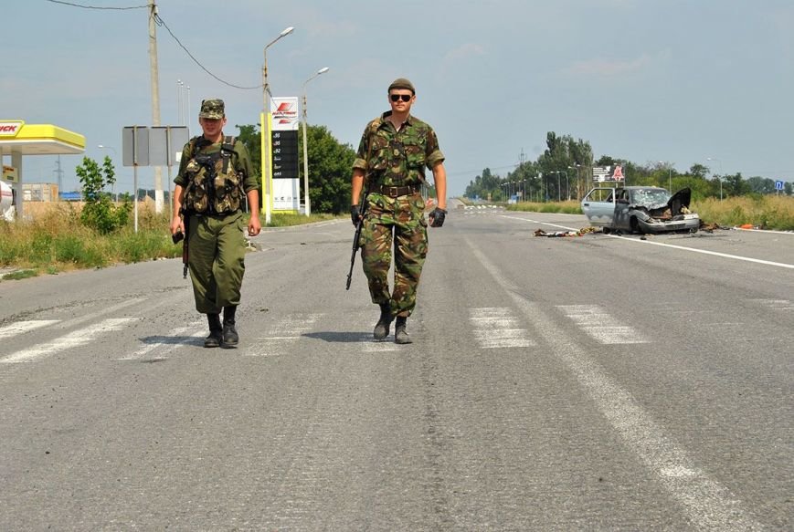 Силы АТО уничтожили автомобиль с боевиками (фото)