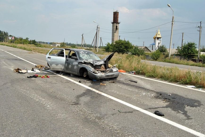 Силы АТО уничтожили автомобиль с боевиками (фото)