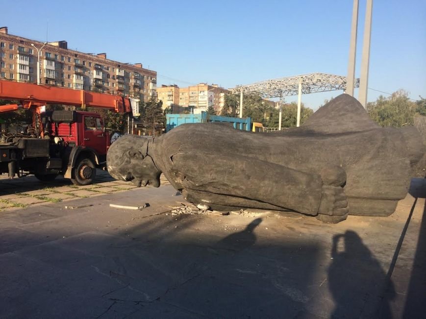 Мариуполь остался без главного Ленина (Дополнено, ФОТО, ВИДЕО) (фото) - фото 2 Мариуполь остался без главного Ленина (Дополнено, ФОТО, ВИДЕО) (фото) - фото 2