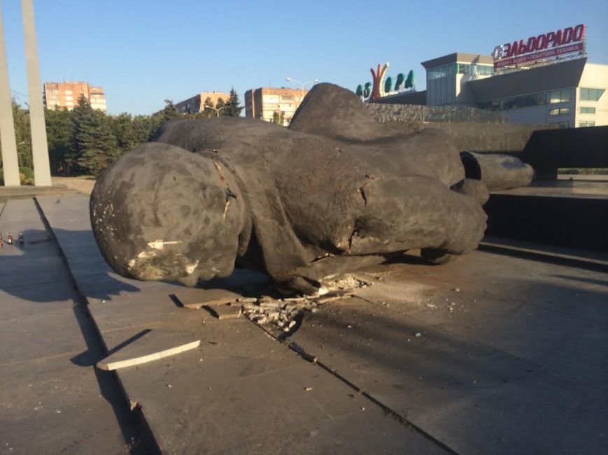 Мариуполь остался без главного Ленина (Дополнено, ФОТО, ВИДЕО) (фото) - фото 2 Мариуполь остался без главного Ленина (Дополнено, ФОТО, ВИДЕО) (фото) - фото 2