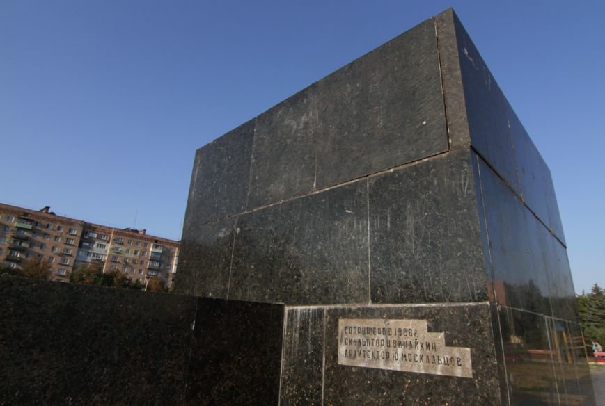 Мариуполь остался без главного Ленина (Дополнено, ФОТО, ВИДЕО) (фото) - фото 3 Мариуполь остался без главного Ленина (Дополнено, ФОТО, ВИДЕО) (фото) - фото 3