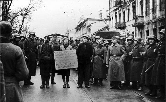 im578x383-Bundesarchiv_Bild_146-1972-026-43,_Minsk,_Widerstandskämpfer_vor_Hinrichtung im578x383-Bundesarchiv_Bild_146-1972-026-43,_Minsk,_Widerstandskämpfer_vor_Hinrichtung