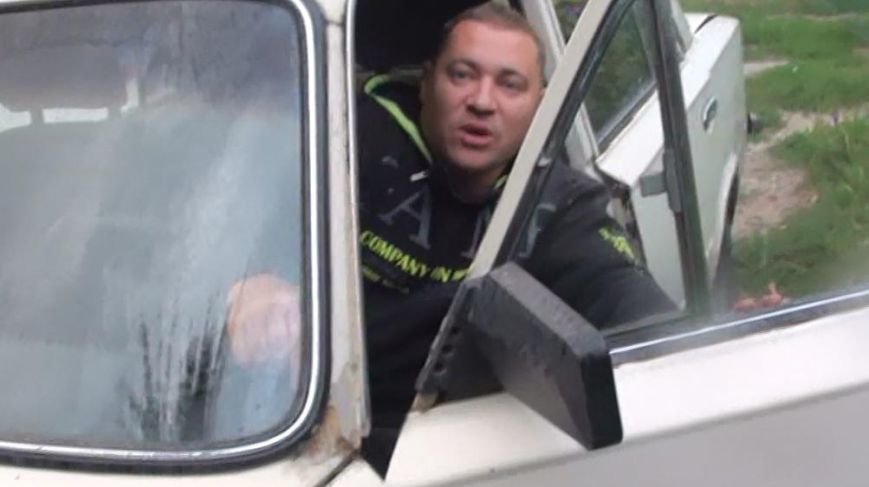 Водій дивом відремонтованої машини Водій дивом відремонтованої машини