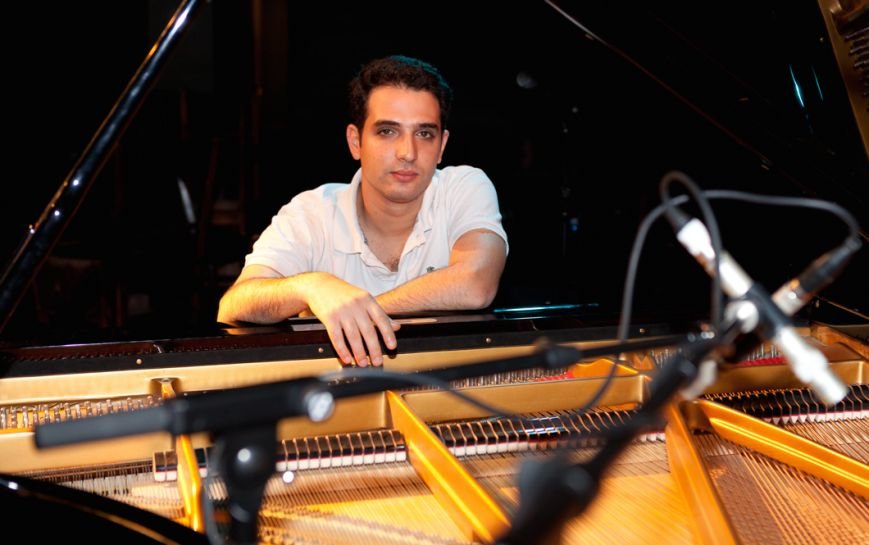 Omri Mor (by Robert Genillard) Omri Mor (by Robert Genillard)