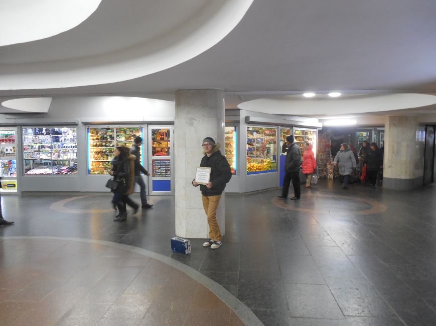 Социальный эксперимент: как мы в переходе метро собирали де..., фото-3 Социальный эксперимент: как мы в переходе метро собирали деньги для бойцов АТО (ФОТО), фото-3