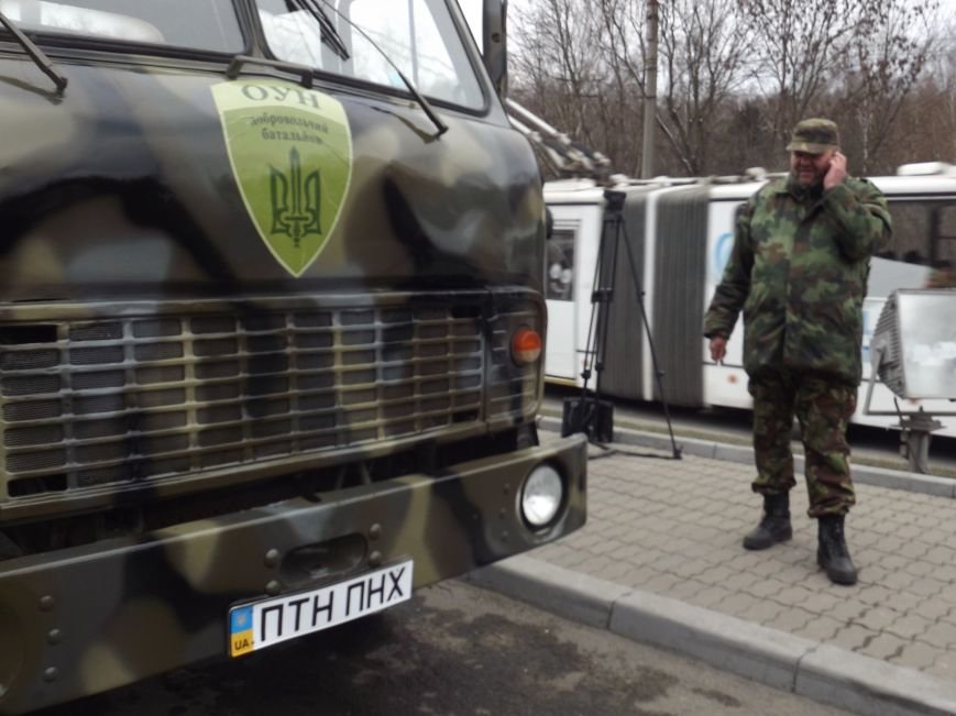 Тернополяни передали батальйону «ОУН» вантажівку з номерами «ПТН ПНХ» (фоторепортаж) (фото) - фото 3 Тернополяни передали батальйону «ОУН» вантажівку з номерами «ПТН ПНХ» (фоторепортаж) (фото) - фото 3