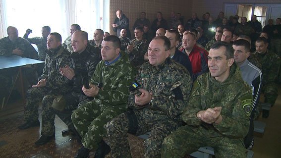 ВІННИЦЬКИХ ПРАВООХОРОНЦІВ В ЗОНІ АТО ПІДТРИМАЛИ ПІСНЯМИ ТА ПРОДОВОЛЬСТВОМ (ФОТО) (фото) - фото 1 ВІННИЦЬКИХ ПРАВООХОРОНЦІВ В ЗОНІ АТО ПІДТРИМАЛИ ПІСНЯМИ ТА ПРОДОВОЛЬСТВОМ (ФОТО) (фото) - фото 1
