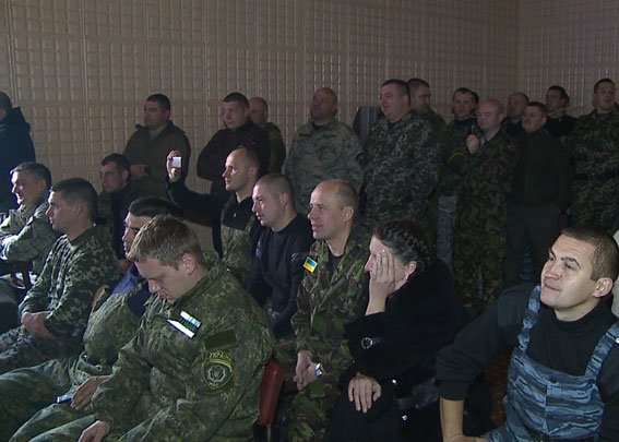 ВІННИЦЬКИХ ПРАВООХОРОНЦІВ В ЗОНІ АТО ПІДТРИМАЛИ ПІСНЯМИ ТА ПРОДОВОЛЬСТВОМ (ФОТО) (фото) - фото 7 ВІННИЦЬКИХ ПРАВООХОРОНЦІВ В ЗОНІ АТО ПІДТРИМАЛИ ПІСНЯМИ ТА ПРОДОВОЛЬСТВОМ (ФОТО) (фото) - фото 7