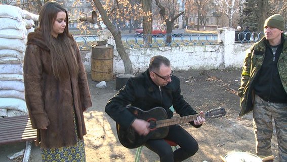 ВІННИЦЬКИХ ПРАВООХОРОНЦІВ В ЗОНІ АТО ПІДТРИМАЛИ ПІСНЯМИ ТА ПРОДОВОЛЬСТВОМ (ФОТО) (фото) - фото 2 ВІННИЦЬКИХ ПРАВООХОРОНЦІВ В ЗОНІ АТО ПІДТРИМАЛИ ПІСНЯМИ ТА ПРОДОВОЛЬСТВОМ (ФОТО) (фото) - фото 2